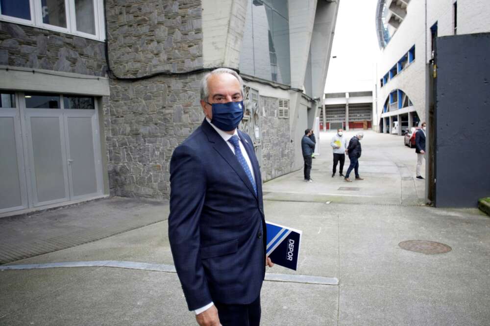 El presidente del Deportivo, Antonio Couceiro, en las inmediaciones del estadio de Riazor. EFE/Cabalar