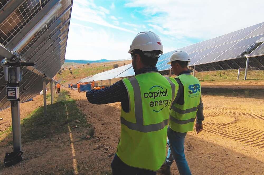 Obras de un parque solar de Capital Energy, compañía que tramita casi 40 parques eólicos en Galicia y pretende desarrollar una central hidroeléctrica reversible en Cerceda. Foto: Twitter de Capital Energy