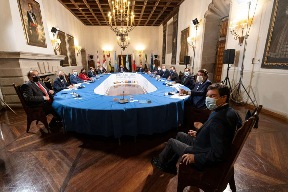 Presidentes de ocho comunidades autónomas se reúnen en Santiago para acordar un documento sobre financiación autonómica / Xunta