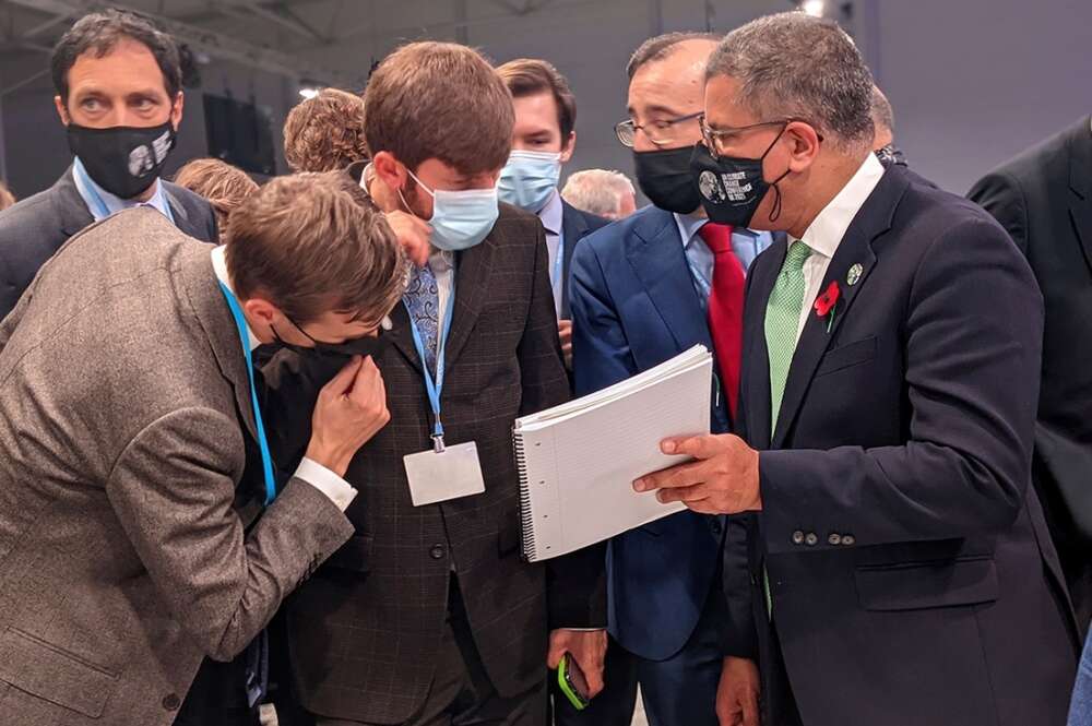 El presidente de la COP26, Alok Sharma (d), muestra un documento a un grupo de negociadores antes del inicio del último pleno de la cumbre del clima de Glasgow. EFE/Manu Moncada