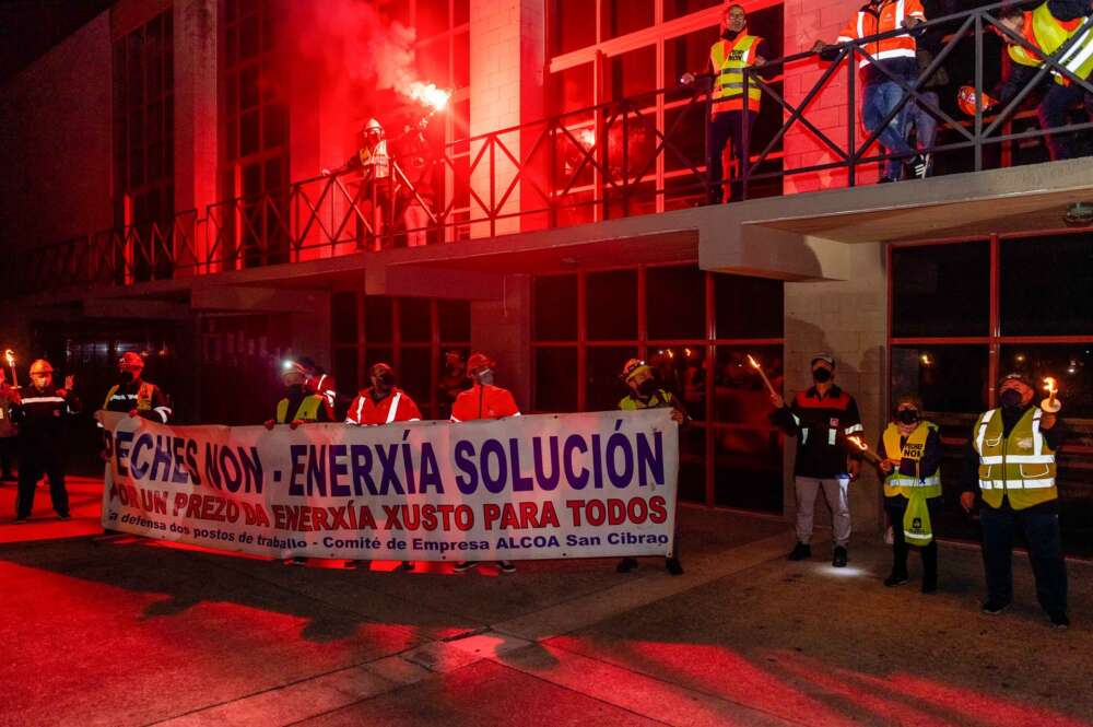 Trabajadores de la planta de la empresa Alcoa en San Cibrao participan en una marcha nocturna pro las calles del municipio de Xove / EP