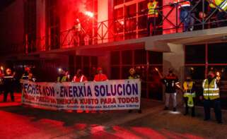 Trabajadores de la planta de la empresa Alcoa en San Cibrao participan en una marcha nocturna pro las calles del municipio de Xove / EP