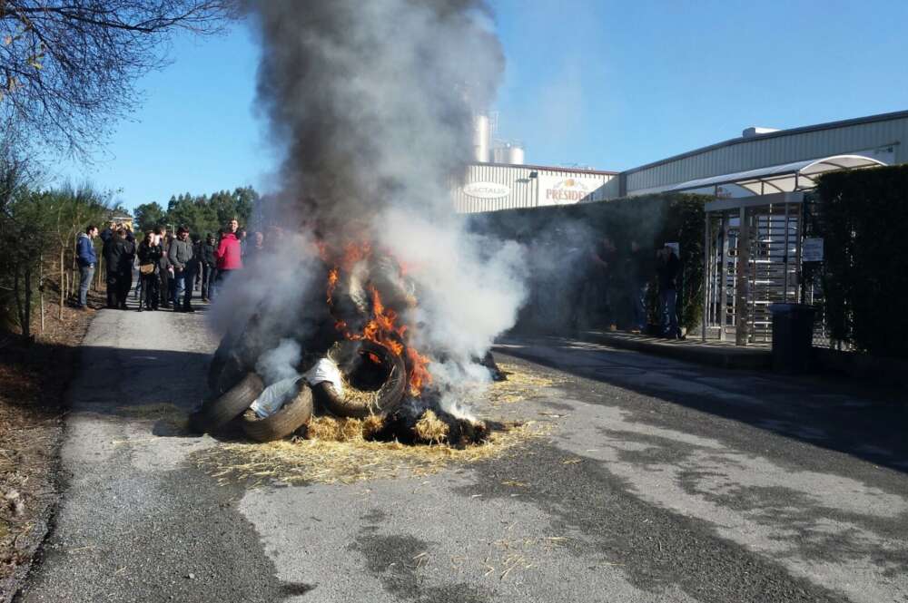 Protesta de ganaderos ante la planta de Lactalis en Vilalba