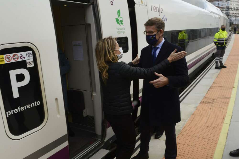 Raquel Sánchez, ministra de Fomento, junto a Alberto Núñez Feijóo, en el viaje de prueba del AVE a Galicia / EP