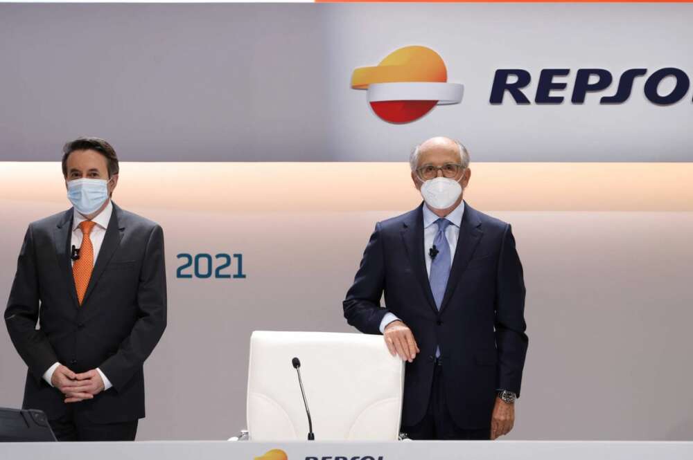 Josu Jon Imaz, consejero delegado de Repsol, y el presidente de la petrolera, Antonio Brufau, en junta de accionistas / Repsol