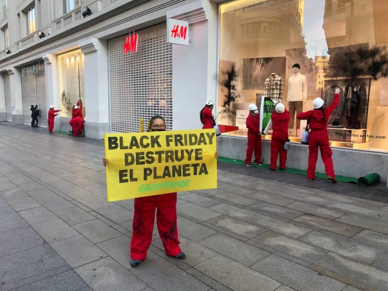 Acción de Greenpeace en Gran Vía en el establecimiento de H&M / Greenpeace