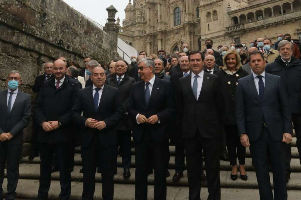 Juan Manuel Vieites y Antonio Garamendi al frente de la comitiva de empresarios en la praza do Obradoiro de Santiago