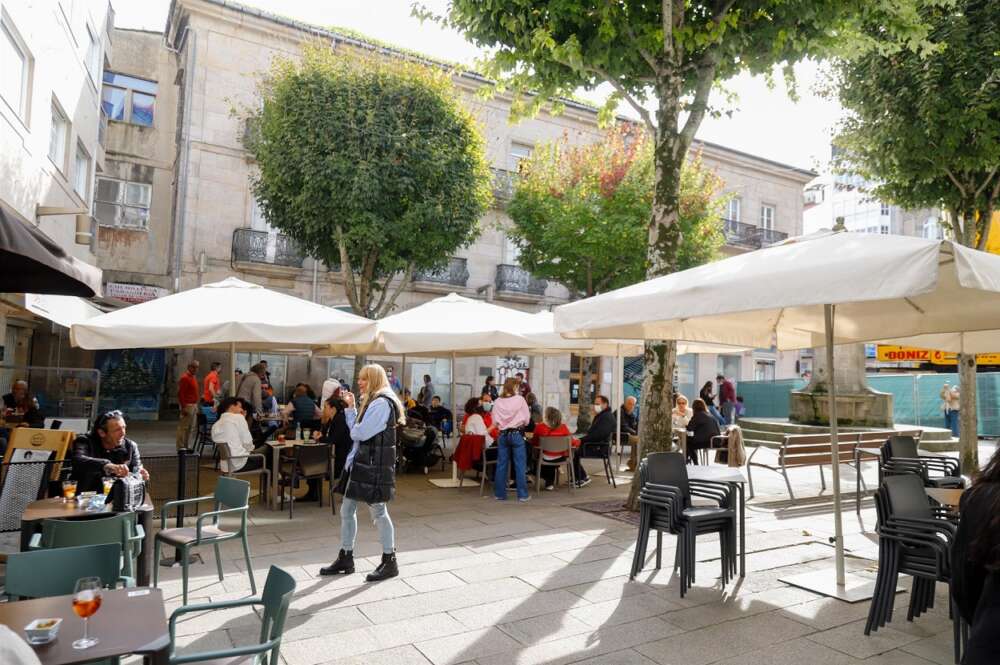 Grupos de comensales sentados en una terraza de un establecimiento, a 23 de octubre de 2021, en Vigo - Marta Vázquez Rodríguez - Europa Press