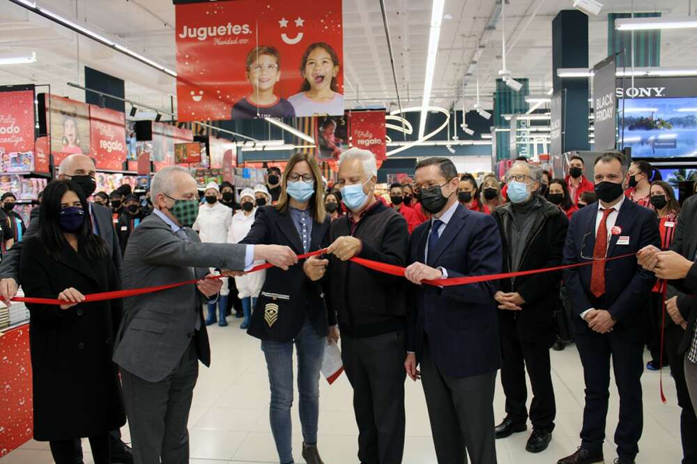 Joaquín González, director de Vegalsa-Eroski, en la inauguración del hipermercado de la cadena en el centro comercial de A Barca, en Poio / Vegalsa-Eroski