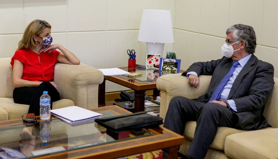 Yolanda Díaz, ministra de Trabajo, y Juan Manuel Vieites, presidente de la Confederación de Empresarios de Galicia