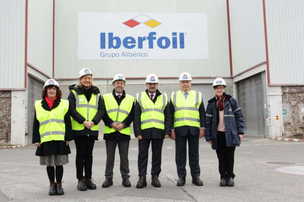 Clemente González frente a la planta de Iberfoil en Huesca