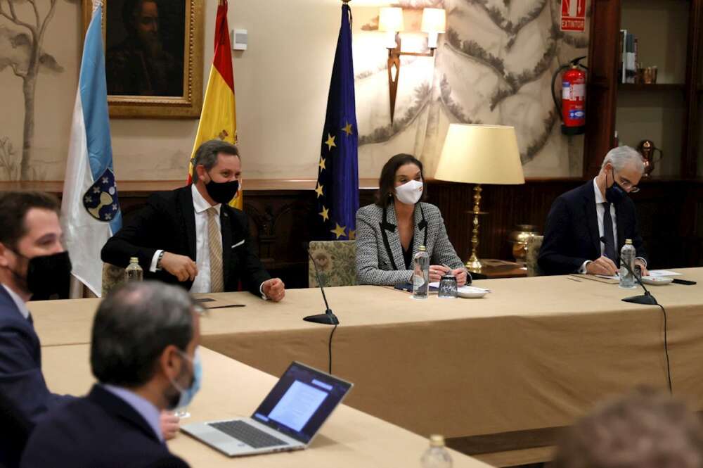 La ministra de Industria, Reyes Maroto, entre el delegado del Gobierno, José Manuel Miñones, y el vicepresidente económico, Francisco Conde. Foto: EFE/Lavandeira Jr