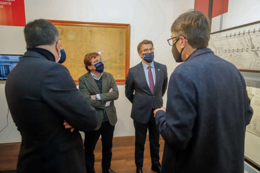 El alcalde de Madrid y portavoz nacional del PP, José Luis Martínez-Almeida (2i), y el presidente de la Xunta de Galicia, Alberto Núñez Feijóo (2d), durante una visita a la exposición 'Antonio Palacios. Soños de modernidade, compromiso con Galicia', en el - Marta Vázquez Rodríguez -