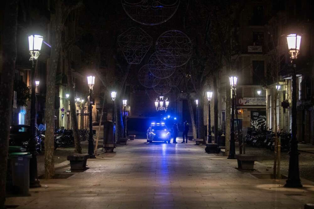 Una céntrica calle barcelonesa vacía después del toque de queda en la ciudad, a 24 de diciembre de 2021, en Barcelona, Catalunya (España). Hoy se pone en vigor la medida propuesta por el Govern catalán y avalada por el Tribunal Superior de Justicia de Cat - Kike Rincon