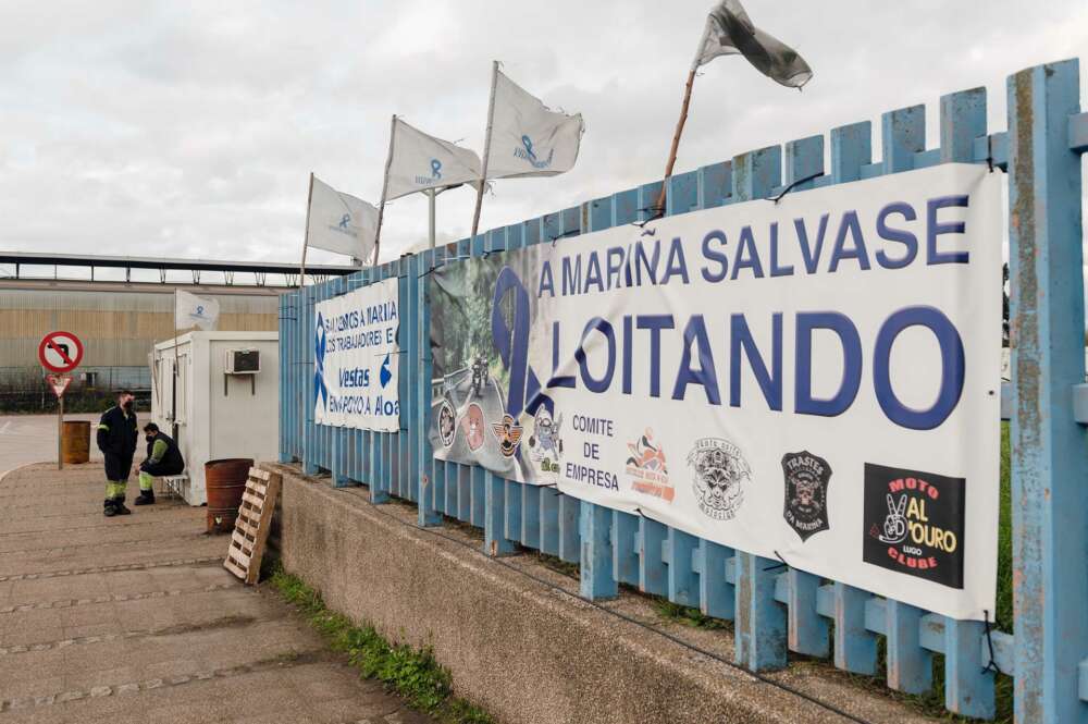Dos vigilantes de seguridad en la caseta de vigilancia de la fábrica de Alcoa en San Cibrao, un día después de que los trabajadores alcanzaran un acuerdo con la empresa, a 29 de diciembre de 2021, en San Cibrao, Cervo, Lugo, Galicia (España). Los trabajad - Carlos Castro -