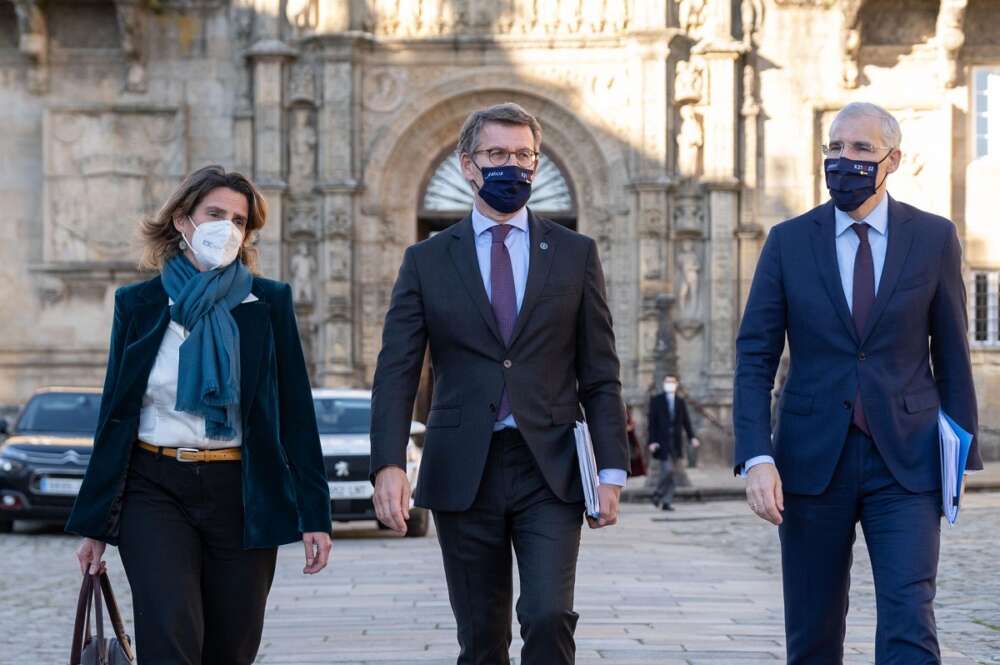 La ministra Teresa Ribera, el presidente de la Xunta, Alberto Núñez Feijóo, y el vicepresidente económico, Francisco Conde. Foto: Europa Press