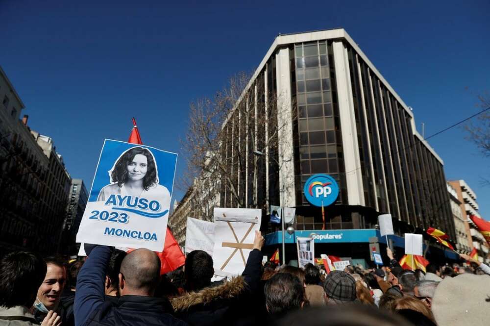Partidarios de Ayuso se manifiestan ante la sede del PP en Génova para pedir la dimisión de Casado / EFE