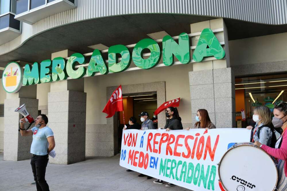 Concentración en un establecimiento de Mercadona en A Coruña / CIG