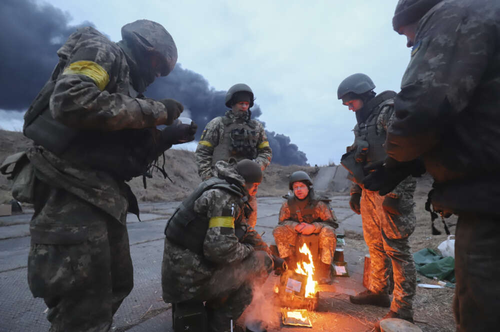 Ukrainian servicemen have a rest on a position near Kiev, Ukraine, 27 February 2022. Russian troops entered Ukraine on 24 February prompting the country's president to declare martial law and triggering a series of announcements by Western countries to impose severe economic sanctions on Russia. (Atentado, Rusia, Ucrania) EFE/EPA/ALISA YAKUBOVYCH