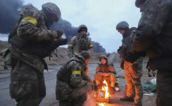 Ukrainian servicemen have a rest on a position near Kiev, Ukraine, 27 February 2022. Russian troops entered Ukraine on 24 February prompting the country's president to declare martial law and triggering a series of announcements by Western countries to impose severe economic sanctions on Russia. (Atentado, Rusia, Ucrania) EFE/EPA/ALISA YAKUBOVYCH