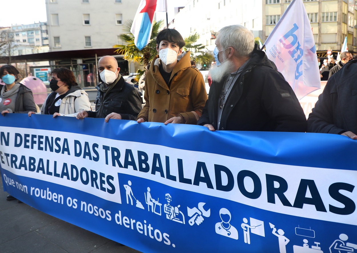 La portavoz nacional de BNG Ana Pontón (c) participa en la movilización convocada por la CIG a favor de la derogación real de la reforma laboral en Santiago de Compostela. EFE/ Xoán Rey