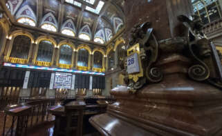 Vista del parqué madrileño de la Bolsa este lunes que ha abierto con abultadas pérdidas del 2,13 % ante el aumento de las tensiones con Rusia, que después de las nuevas sanciones financieras impuestas por Occidente tras la invasión de Ucrania, ha aumentado la alerta sobre sus fuerzas nucleares. EFE/ Altea Tejido