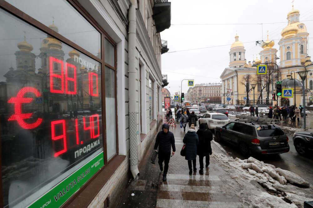 Personas caminando por las calles de San Petersburgo. Foto EFE