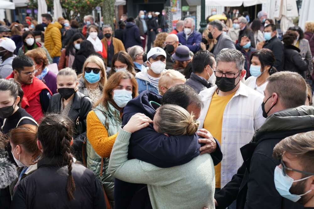 Varios familiares y allegados de los tripulantes desaparecidos, en el naufragio del buque en Terranova, participan en una concentración, en la Alameda de Marín, a 20 de febrero de 2022, en Marín, Pontevedra, Galicia (España). Los familiares piden con esta - Álvaro Ballesteros - Europa Press