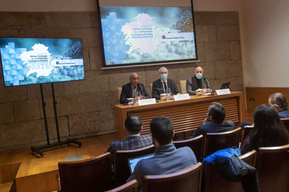 Julián Rodríguez, director de Economía Digital Galicia; Francisco Conde, conselleiro de Economía; y Marcelino Fernández Mallo, director técnico del Atlas Gallego de la Empresa Comprometida