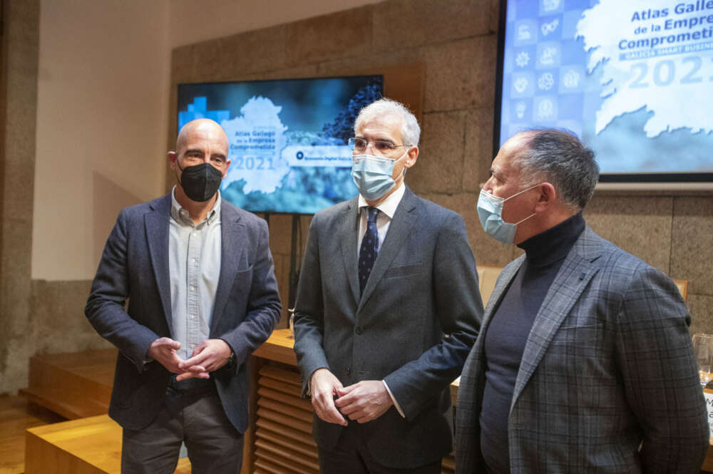 Julián Rodríguez, director de Economía Digital Galicia; Francisco Conde, conselleiro de Economía; y Marcelino Fernández Mallo, director técnico del Atlas Gallego de la Empresa Comprometida