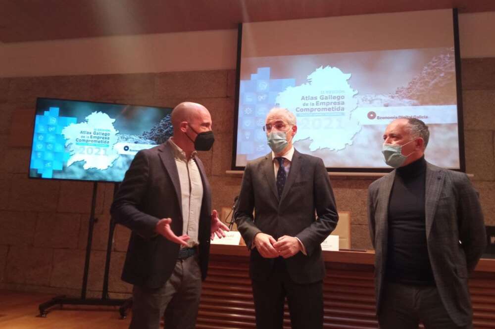 Julián Rodríguez, director de Economía Digital Galicia; Francisco Conde, conselleiro de Economía; y Marcelino Fernández Mallo, director técnico del Atlas Gallego de la Empresa Comprometida