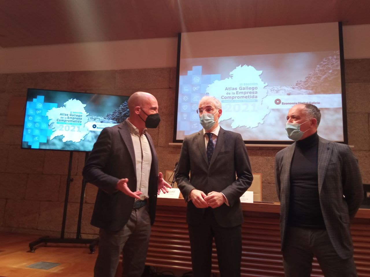 Julián Rodríguez, director de Economía Digital Galicia; Francisco Conde, conselleiro de Economía; y Marcelino Fernández Mallo, director técnico del Atlas Gallego de la Empresa Comprometida