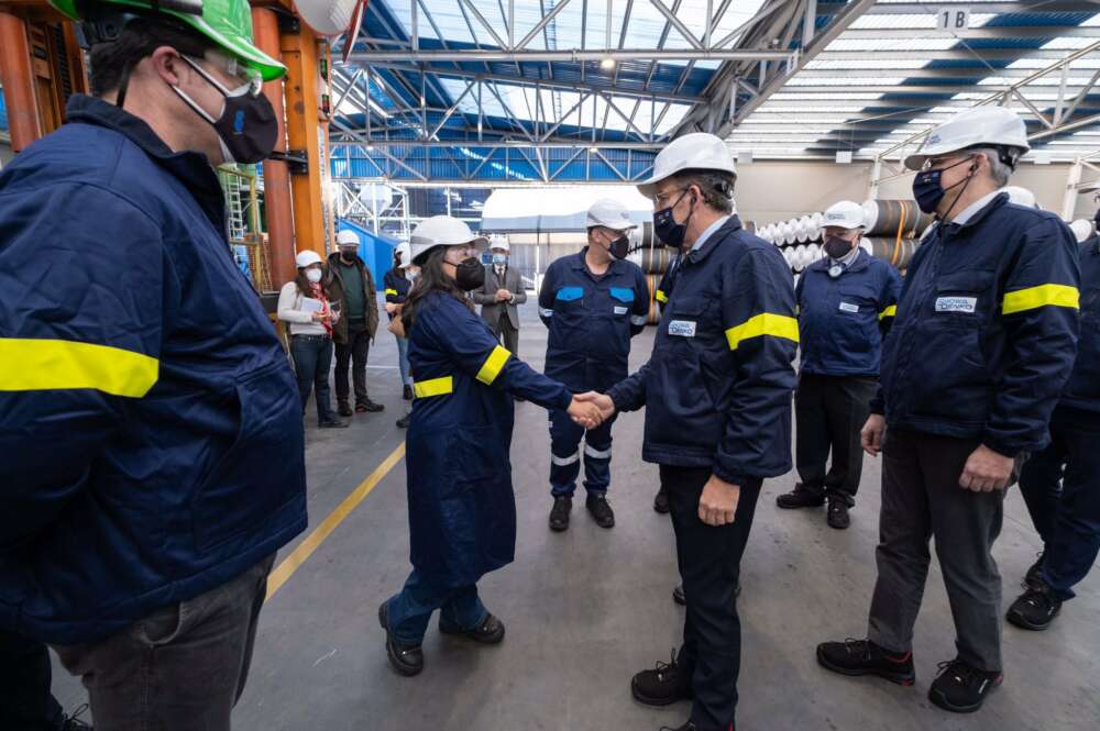 El presidente de la Xunta, Alberto Núñez Feijóo, en la visita a la planta de Showa Denko en A Coruña