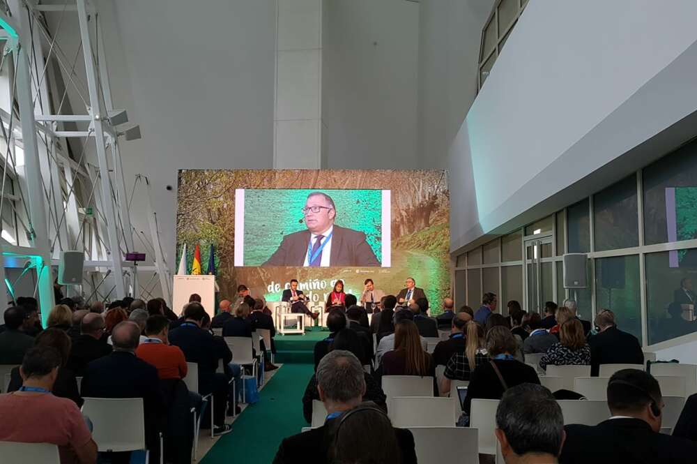 Higinio Mougán participa en la mesa redonda "Novos retos no mundo rural" en la Cidade da Cultura de Santiago / Agaca