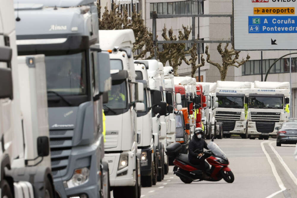 Un grupo de transportistas gallegos circulan con más de un centenar de camiones y vehículos agrarios, haciendo sonar la bocina para protestar por el alza de los precios del combustible, este lunes en Santiago de Compostela. EFE/Lavandeira jr