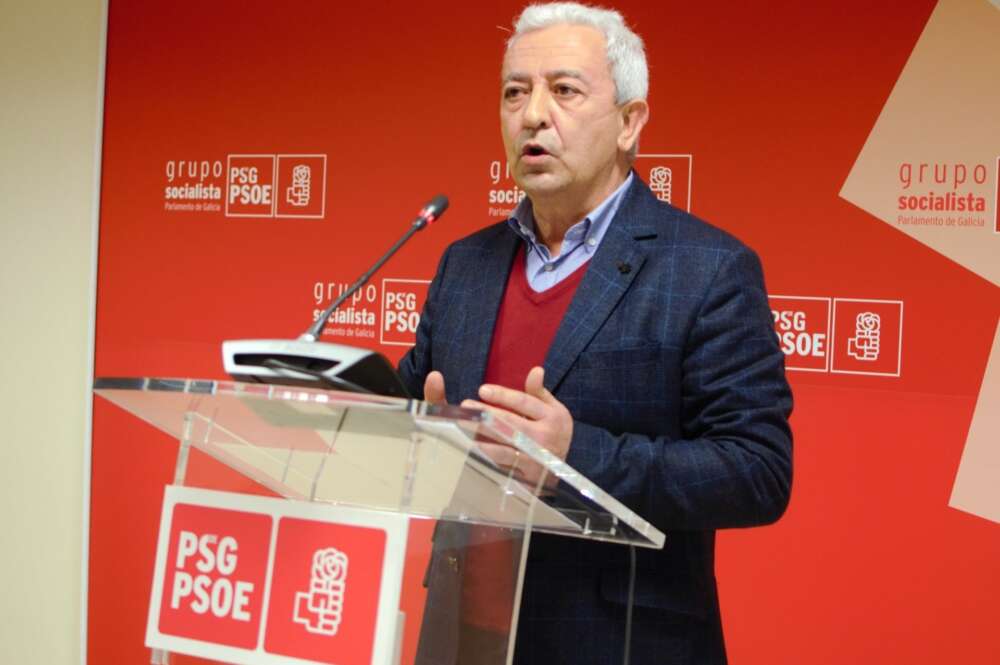 El portavoz parlamentario del PSdeG, Luis Álvarez, en rueda de prensa