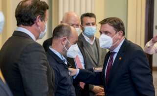 El ministro de Agricultura, Pesca y Alimentación, Luis Planas (d), saluda a representantes del sector pesquero, a su llegada a una reunión, en la sede del Ministerio de Agricultura, a 23 de marzo de 2022, en Madrid (España). - A. Pérez Meca