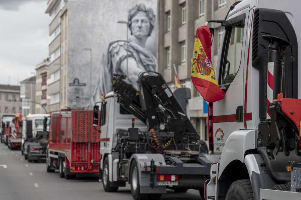 Imagen de una de las protestas de los transportistas en la ciudad de Lugo. Foto: EFE/Eliseo Trigo