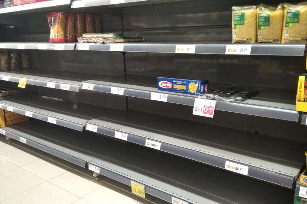 Lineales vacíos de un supermercado en Ourense este miércoles. Foto: EDG