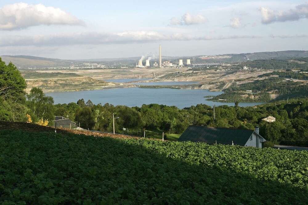 Vista general del Lago de As Pontes, embalse que nació de la transformación de la mina de lignito a cielo abierto que Endesa tenía en la ciudad coruñesa. EFE/Kiko Delgado