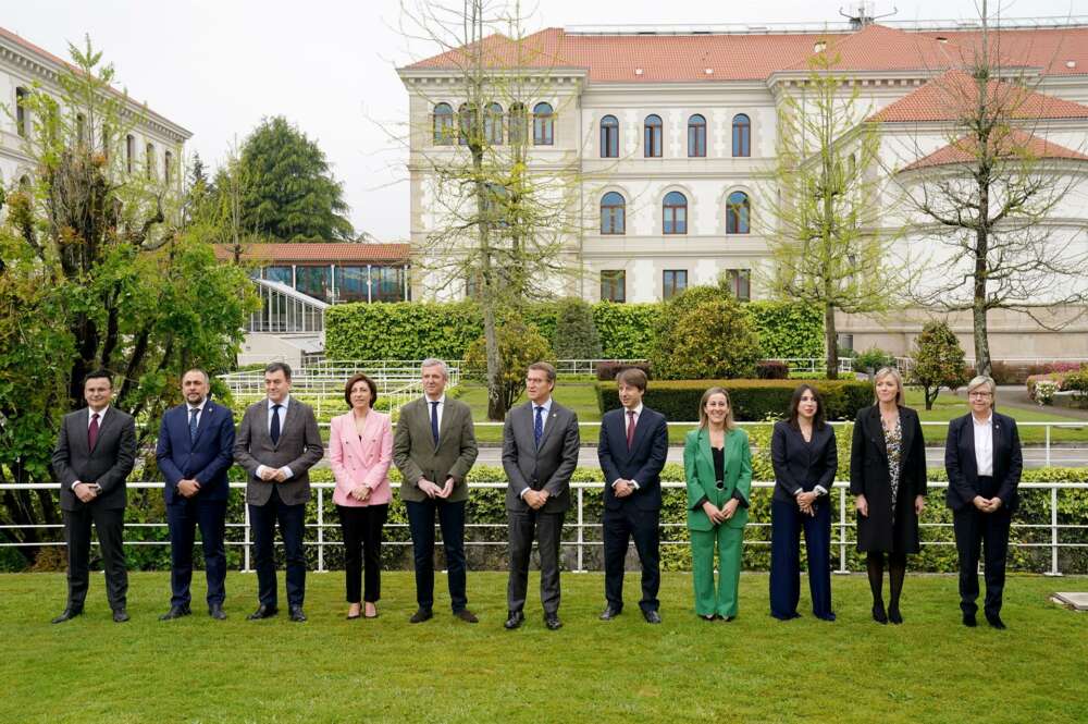 Foto de familia del presidente de la Xunta de Galicia, Alberto Núñez Feijóo (6i) y los conselleiros, antes de participar en la reunión del Consello, en los Jardines de San Caetano, a 28 de abril de 2022, en Santiago de Compostela, A Coruña, Galicia (Españ - Álvaro Ballesteros - Europa Press