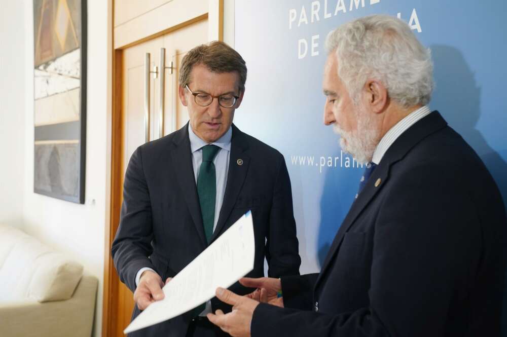 El presidente de la Xunta, Alberto Núñez Feijóo (i), y el titular del Parlamento gallego, Miguel Santalices, el día en que comunicará su renuncia ante el jefe del Legislativo gallego, en el Pazo de Raxoi, a 29 de abril de 2022, en Santiago de Compostela - Álvaro Ballesteros - Europa Press