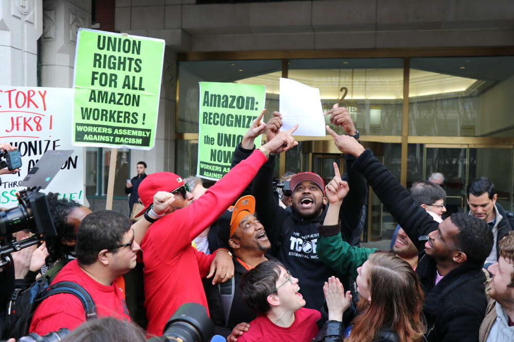 Trabajadores de Amazon tras lograr el respaldo de la plantilla para formar el primer sindicato del gigante tecnológico en Estados Unidos / Amazon Labor Union