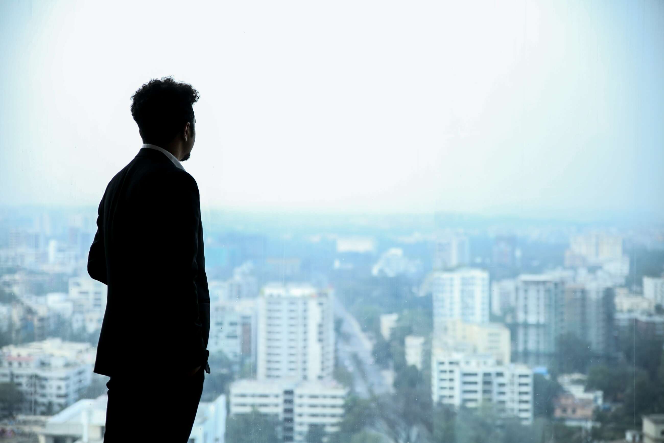 Hombre observa los edificios de la ciudad de Dhaka / Juan Jim / Unsplash