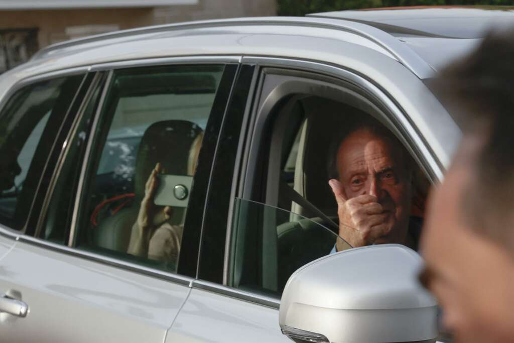 El rey emérito en coche a su llegada a España