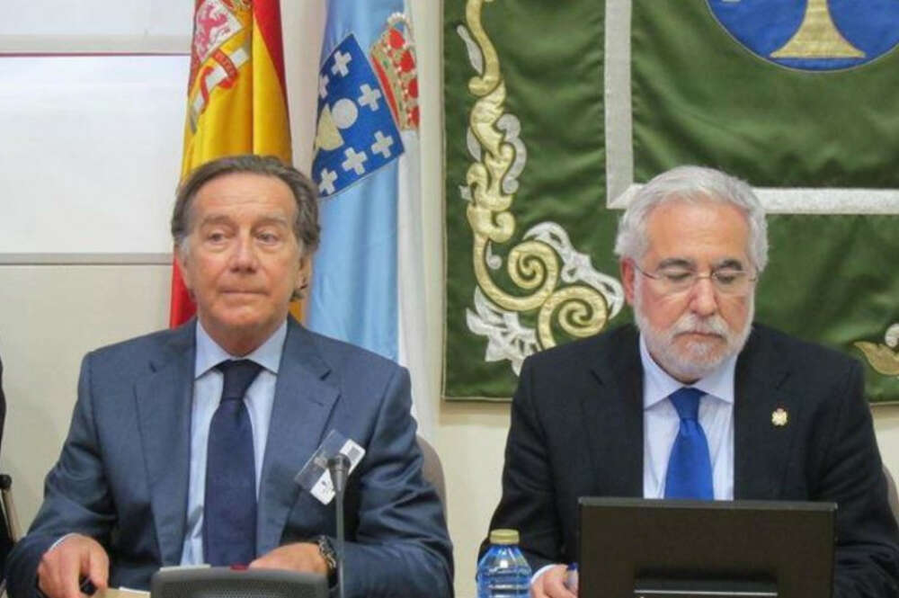 José Luis Méndez durante su comparecencia en la comisión de investigación enen el Parlamento gallego junto a Miguel Santalices, presidente de la Cámara