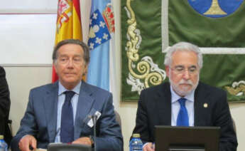 José Luis Méndez durante su comparecencia en la comisión de investigación enen el Parlamento gallego junto a Miguel Santalices, presidente de la Cámara