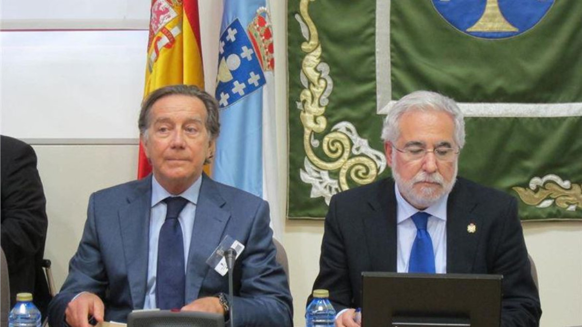José Luis Méndez durante su comparecencia en la comisión de investigación enen el Parlamento gallego junto a Miguel Santalices, presidente de la Cámara