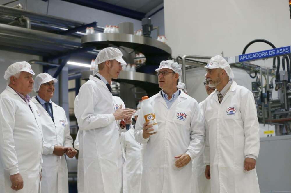 José Armando Tellado, director general de Capsa Food, junto a Alberto Núñez Feijóo en la fábrica de Larsa / Capsa