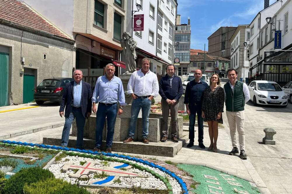 Junta Directiva de la Federación Empresarial de Aserraderos y Rematantes de Maderas de Galicia (FEARMAGA) con el alcalde de Palas de Rei, Pablo Taboada